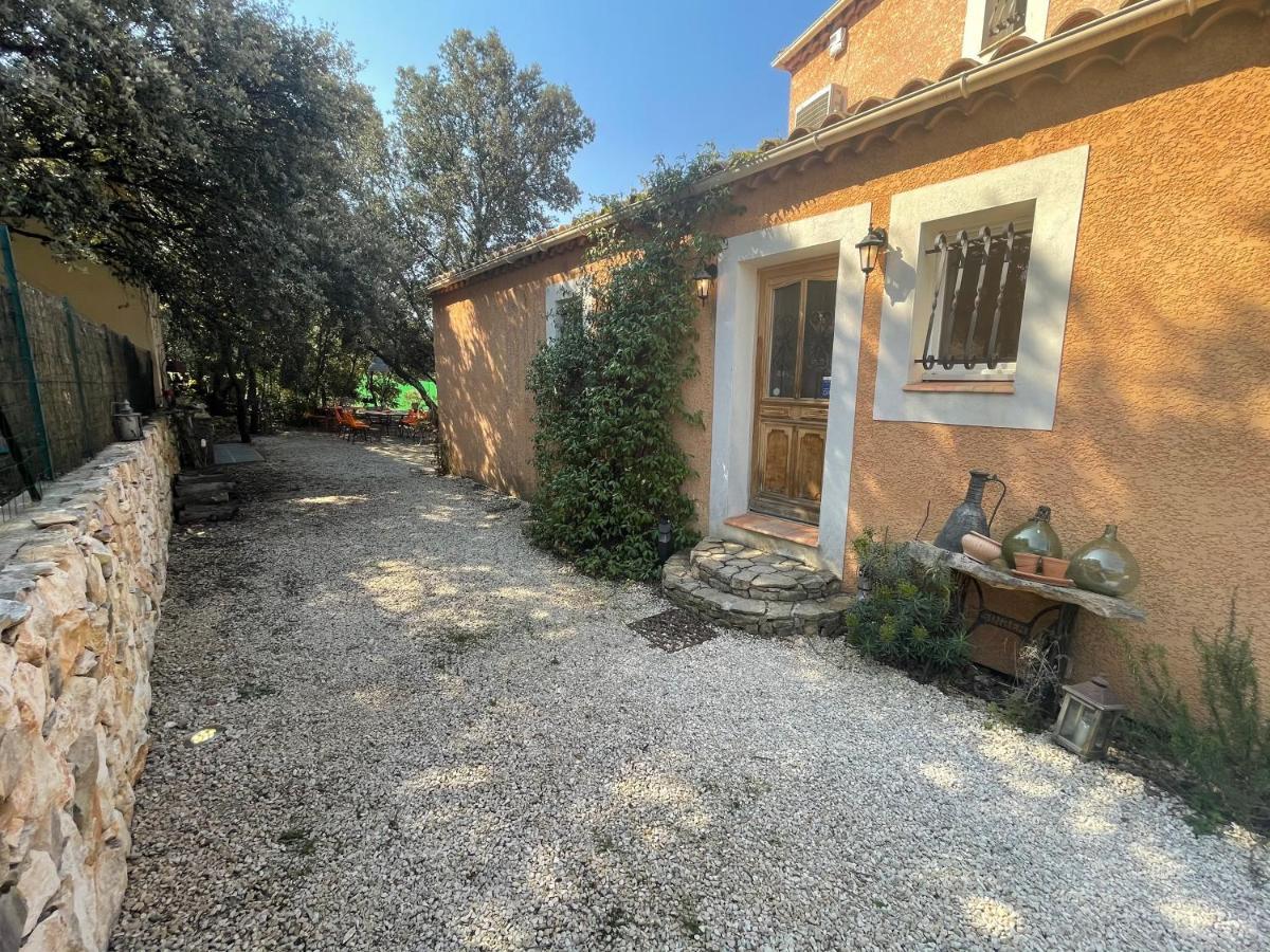 Le Calme De La Garrigue Russan Exterior foto